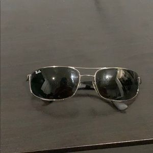 Ray Ban RB 3445 004 61/17 3N